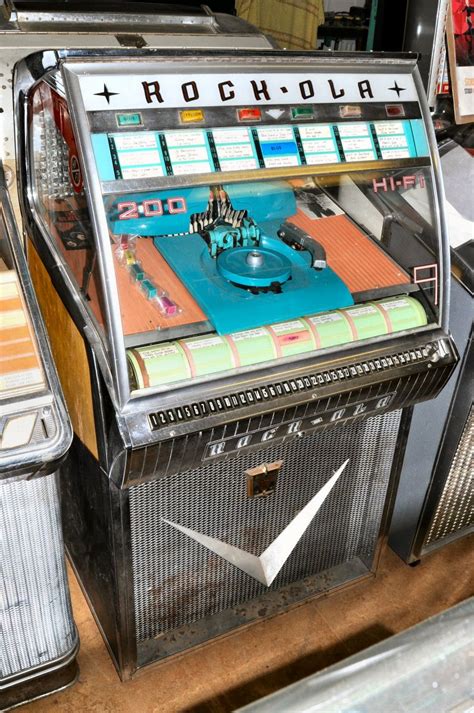 Jukebox Rockola in fase di restauro con i trasformatori ricostruiti