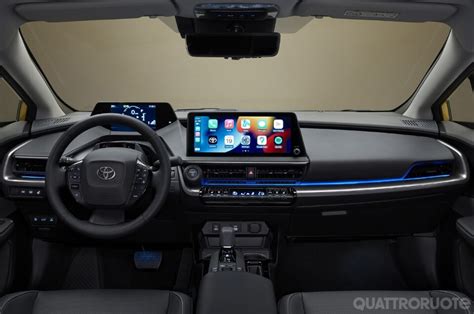Interni della Toyota Prius Plug-in Hybrid con dettagli tecnologici