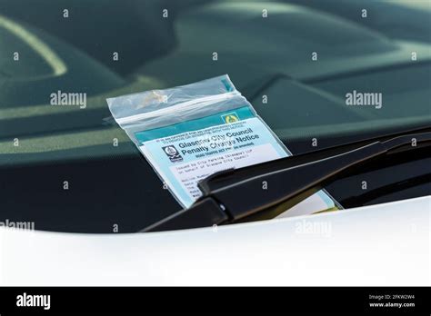 Biglietto offensivo sul parabrezza di un'auto