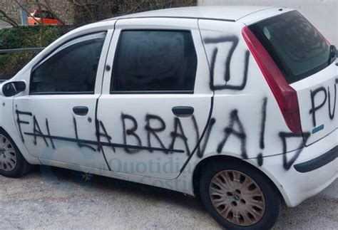 Automobile vandalizzata con scritte spray