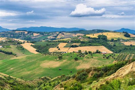 Panorama delle Colline della Passione a Sortino durante una gara automobilistica