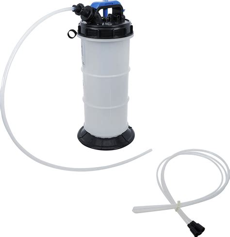 Pompa di estrazione dell'olio motore in azione