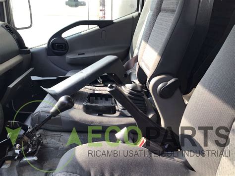 Interno cabina Nissan Cabstar con dettagli ergonomici