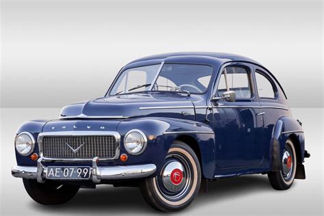 Volvo PV 444 restaurata in un paesaggio storico