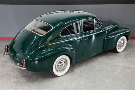 Dettaglio del frontale di una Volvo PV 544 classica