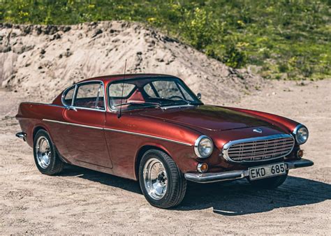 Volvo P1800 in corsa su una strada panoramica