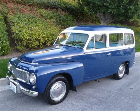 Volvo Duett station wagon d'epoca in un contesto rurale
