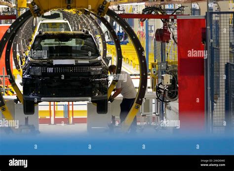Processo di assemblaggio veicoli in fabbrica Stellantis