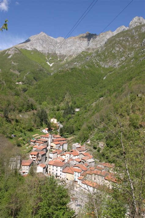 Veduta panoramica di Fornovolasco immersa nel paesaggio invernale delle Apuane