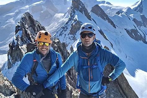 Foto di gruppo di alpinisti con equipaggiamento vintage