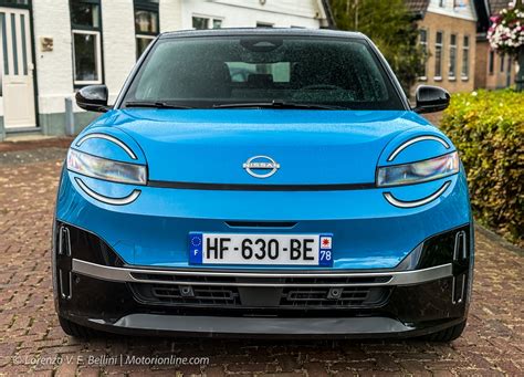 Frontale della Nissan Altima di sesta generazione con calandra V-Motion