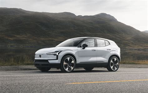 SUV moderno in autostrada
