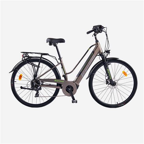 Donna su una bici da trekking Legnano Terra