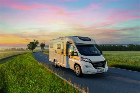 Coppia in camper semintegrale in viaggio su strada panoramica