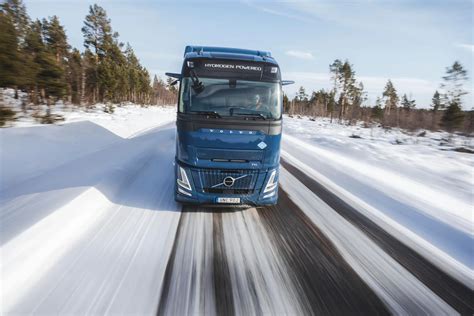Volvo su strada innevata