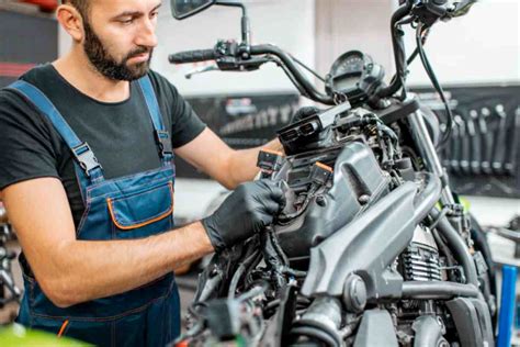 Manutenzione di una moto con borsa