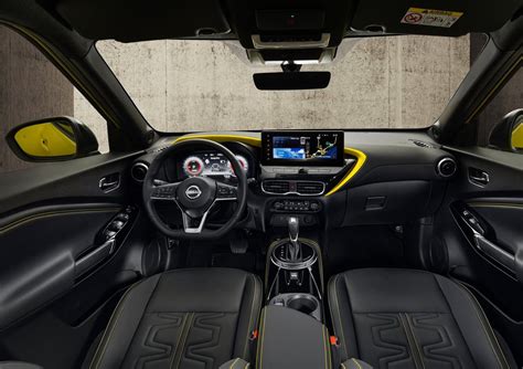 Interni della Nissan Juke con plancia moderna e schermo infotainment