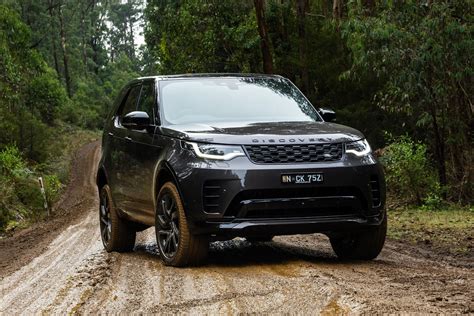 Land Rover Discovery in un paesaggio off-road