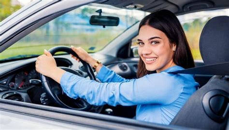 Donna al volante di un SUV in un paesaggio off-road