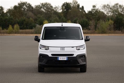 Dettaglio del frontale del Fiat Doblò Cargo con i nuovi gruppi ottici e la griglia