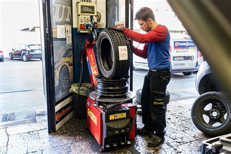 Gommista al lavoro