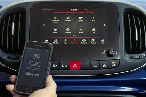 Schermata del sistema UConnect in una Fiat Panda