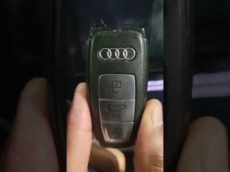 Audi Q3 con chiave digitale e smartphone