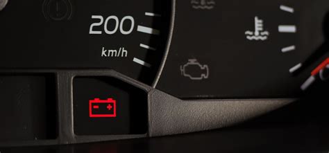 Dashboard Audi Q2 con spia batteria accesa