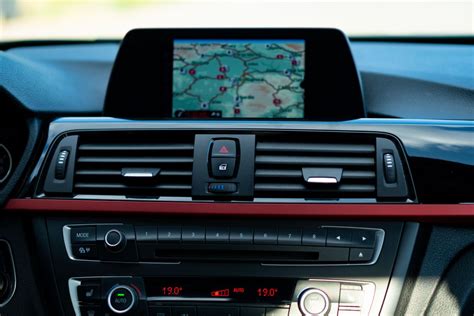 Navigatore doppio DIN installato in una BMW E46