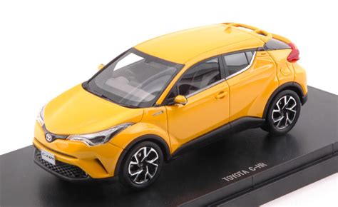 Modellino Toyota C-HR in scala 1/18 con dettagli aperti