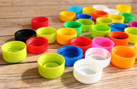 Tappi coprivalvola di diversi materiali e colori