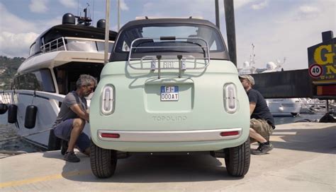 Dettaglio del frontale della Fiat Topolino elettrica con logo Fiat