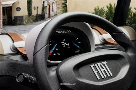 Interni della Fiat Topolino con quadro strumenti digitale e vano portaoggetti