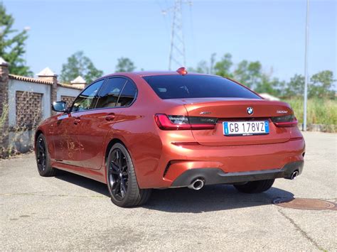 BMW Serie 3 320d in movimento su strada