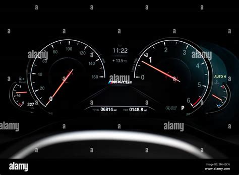 Cruscotto di una BMW Serie 3 con sistemi di assistenza attivi
