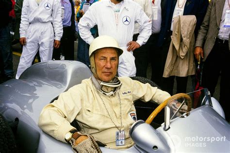 Sir Stirling Moss alla guida di un'auto da corsa