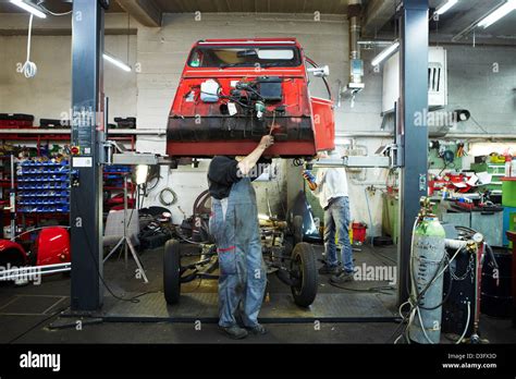 Meccanici al lavoro su una Fiat Panda