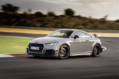 Audi TT 2.0 TDI in primo piano su strada