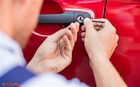 Meccanico che sostituisce la maniglia di una portiera auto
