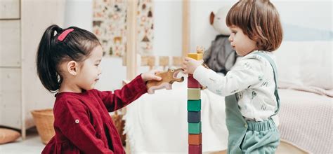 Bambini che giocano insieme in un ambiente sicuro e stimolante dell'asilo nido