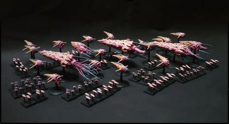 Illustrazione di un Hive Fleet Tyranid che emerge dal vuoto spaziale