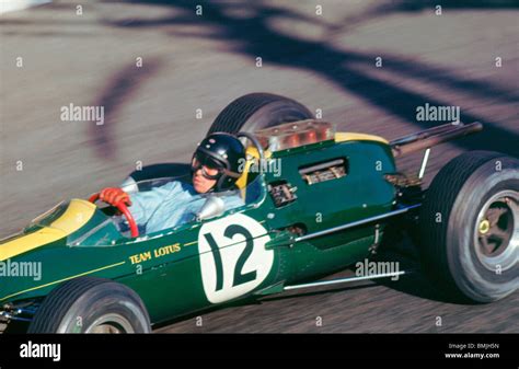Jim Clark alla guida di una Lotus 25