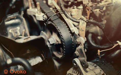 Illustrazione di una cinghia di distribuzione usurata con crepe