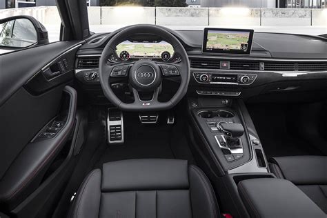 Interni di un'Audi A4 con finiture in pelle