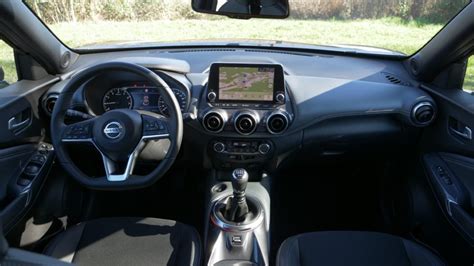 Interno abitacolo Nissan Juke con plancia comandi