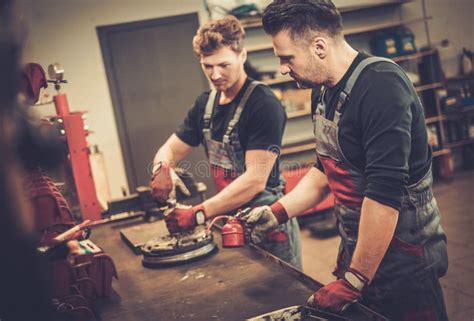 Professionisti al lavoro in un'officina auto