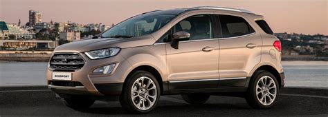 Un'auto Ford EcoSport parcheggiata in un ambiente urbano.