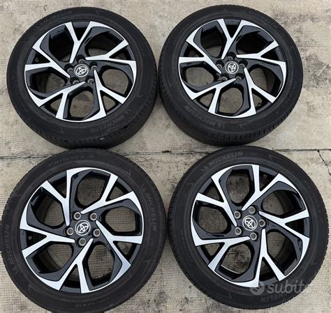 Dettaglio cerchi in lega di una Toyota Aygo