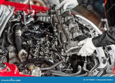 Meccanico che esamina il motore di un'auto con strumenti diagnostici