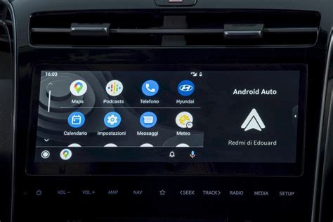 Schermata di un sistema di infotainment Ford con opzioni di navigazione